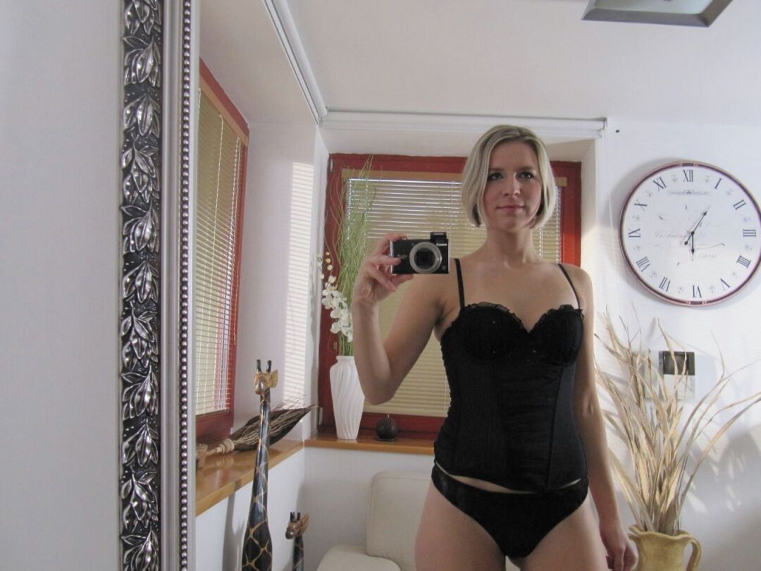 21P La rubia alta Bianca Ferrero se quita la lencería negra para hacerse fotos desnuda