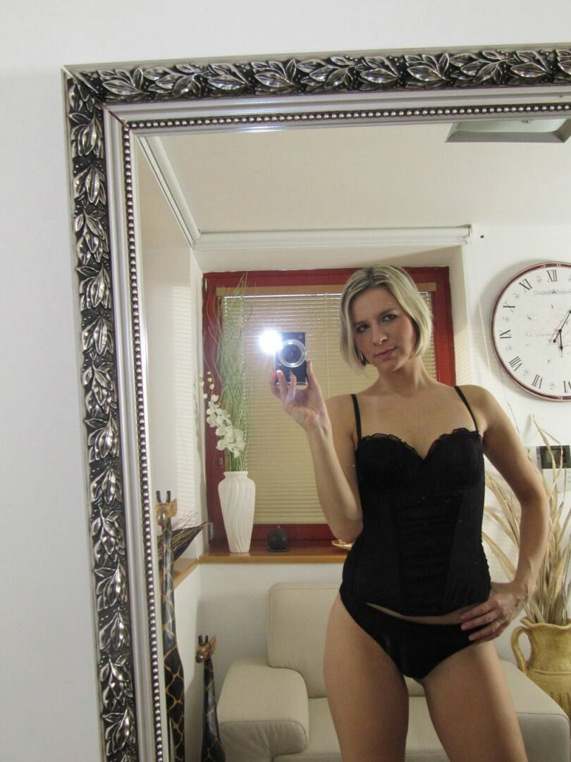 21P La rubia alta Bianca Ferrero se quita la lencería negra para hacerse fotos desnuda