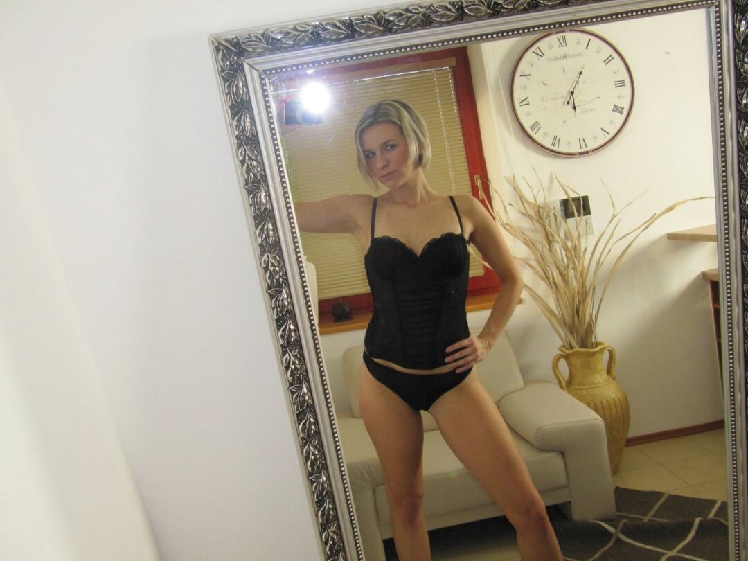 21P La rubia alta Bianca Ferrero se quita la lencería negra para hacerse fotos desnuda