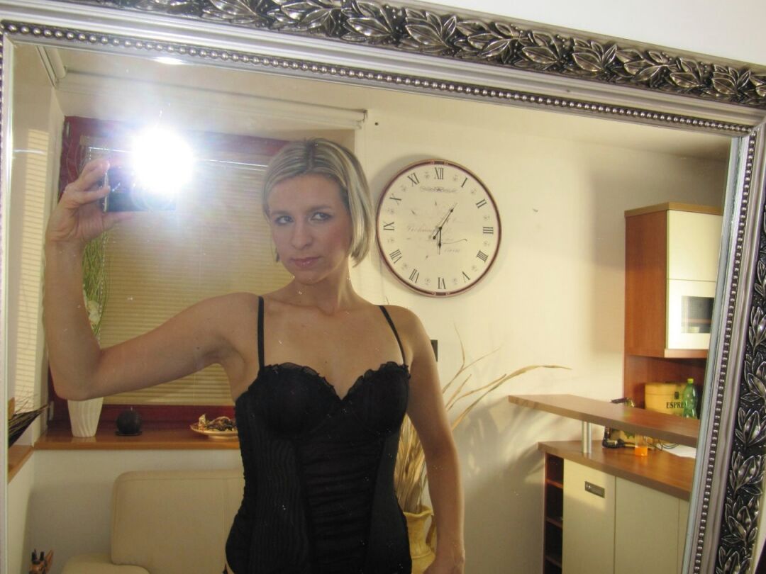 21P La rubia alta Bianca Ferrero se quita la lencería negra para hacerse fotos desnuda
