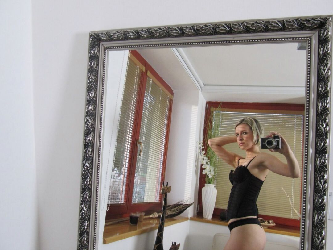 21P La rubia alta Bianca Ferrero se quita la lencería negra para hacerse fotos desnuda