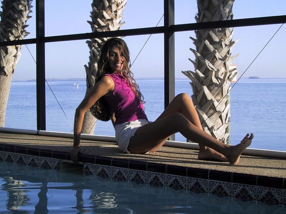 21P Skinny Lori Anderson se déshabille pour montrer ses seins bronzés.