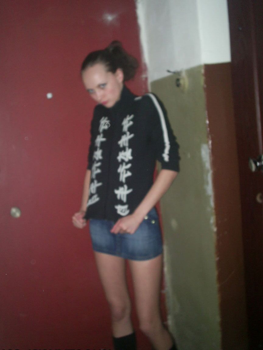 20P Gata amadora com peitos pequenos Tanya é fodida usando uma saia jeans