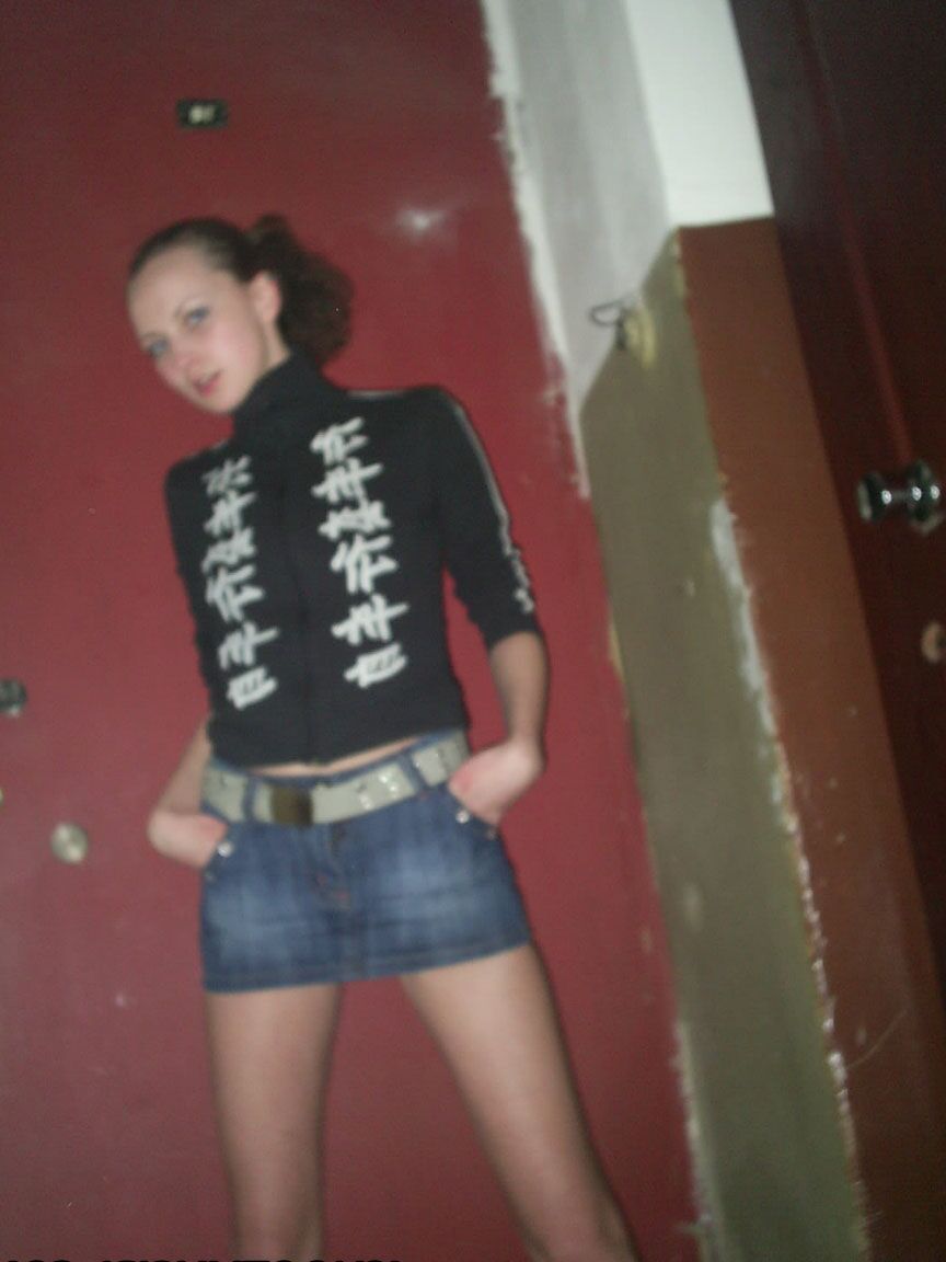 20P Gata amadora com peitos pequenos Tanya é fodida usando uma saia jeans