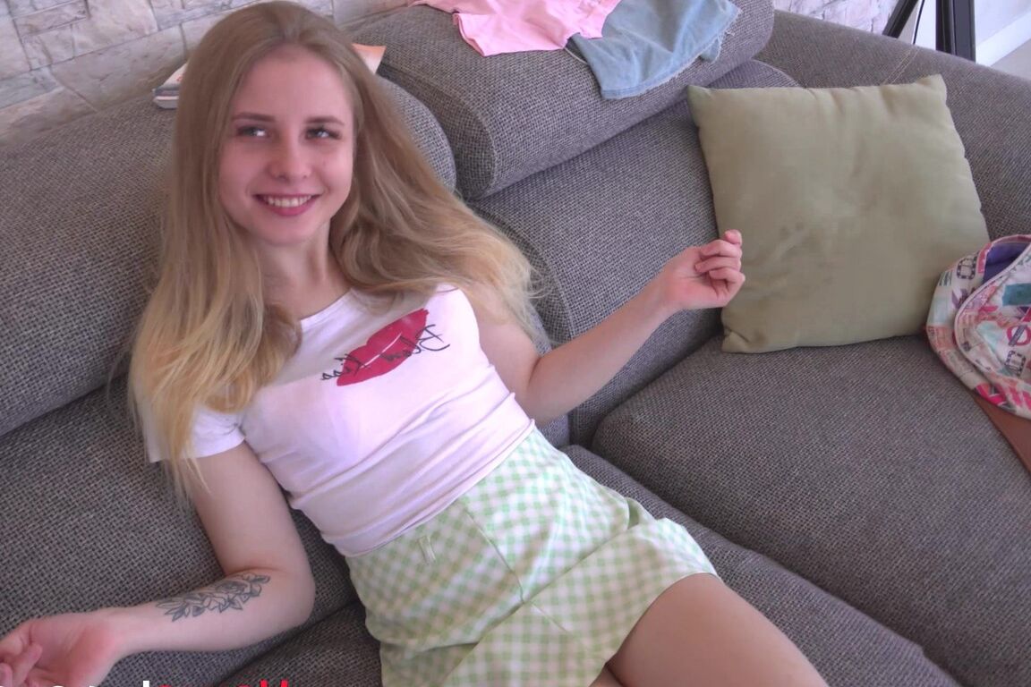 21P L'adorable ado amateur Anastasia B prend une grosse tige dans sa chatte juteuse