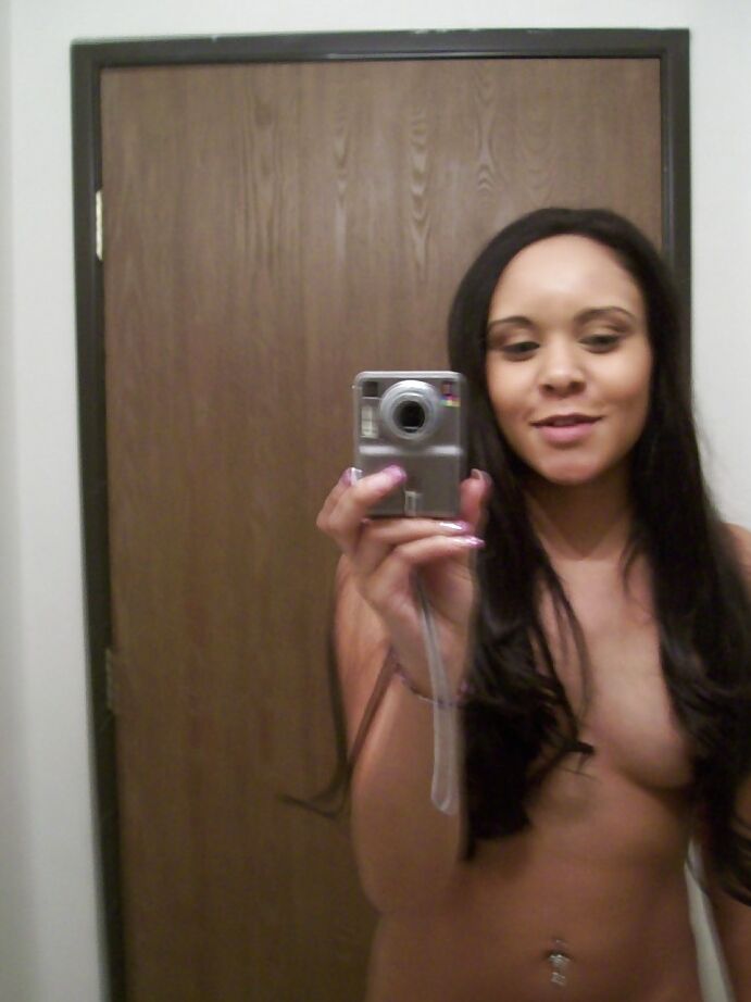16P Jaslin Diaz, amatrice latina impertinente, pose nue et s'imagine.