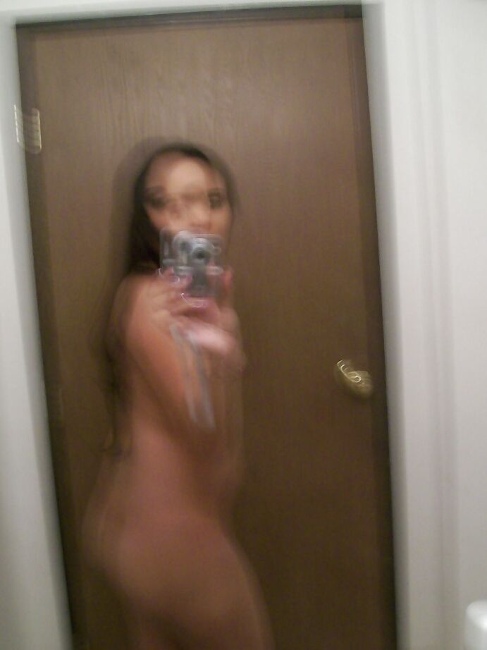 16P Jaslin Diaz, amatrice latina impertinente, pose nue et s'imagine.
