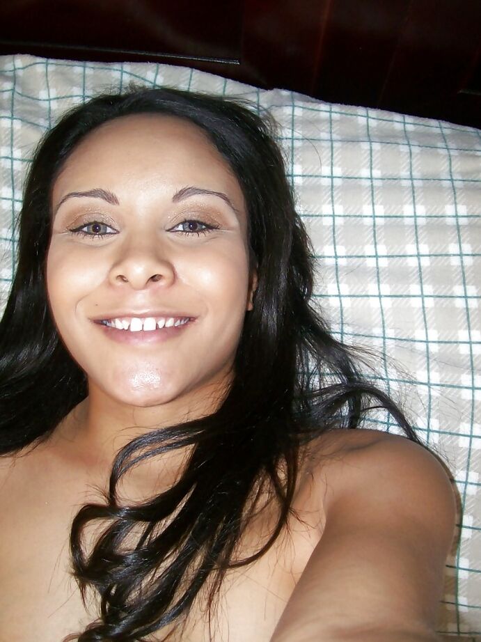 16P Jaslin Diaz, amatrice latina impertinente, pose nue et s'imagine.