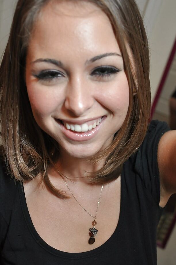 16P La renarde amateur sexy Riley devient coquine et montre son jeune cul ferme