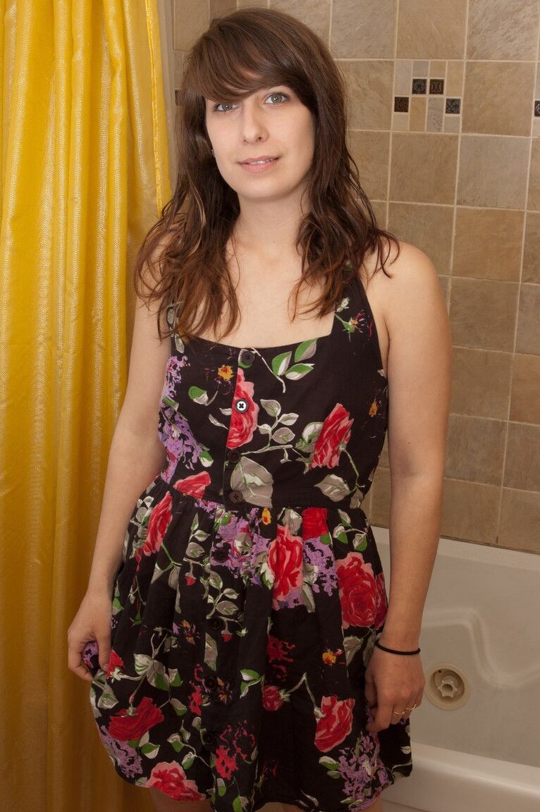 21P La seductora morena Nixi mostrando sus axilas peludas