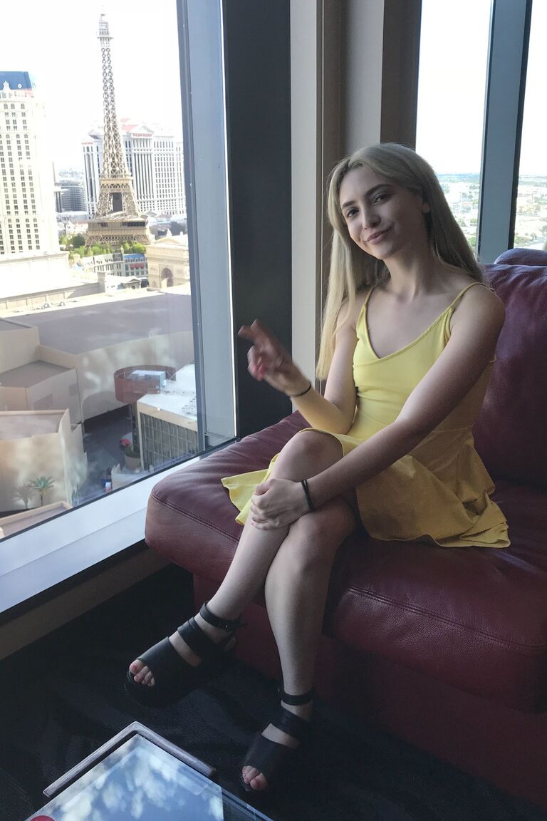 21P Petite cutie Jane Wilde fica nua em público e mostra seu corpo incrível