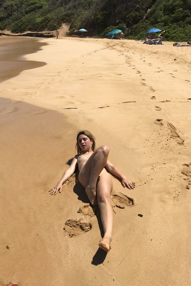 21P Petite cutie Jane Wilde fica nua em público e mostra seu corpo incrível