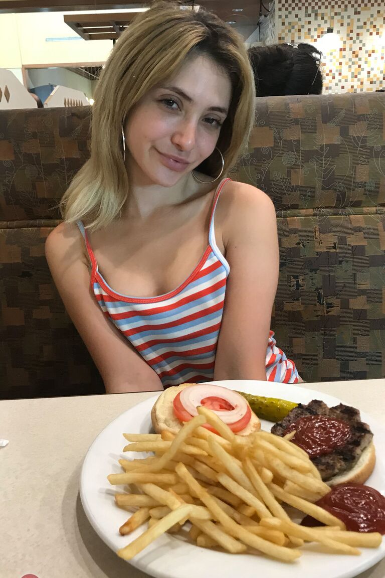 21P Petite cutie Jane Wilde fica nua em público e mostra seu corpo incrível