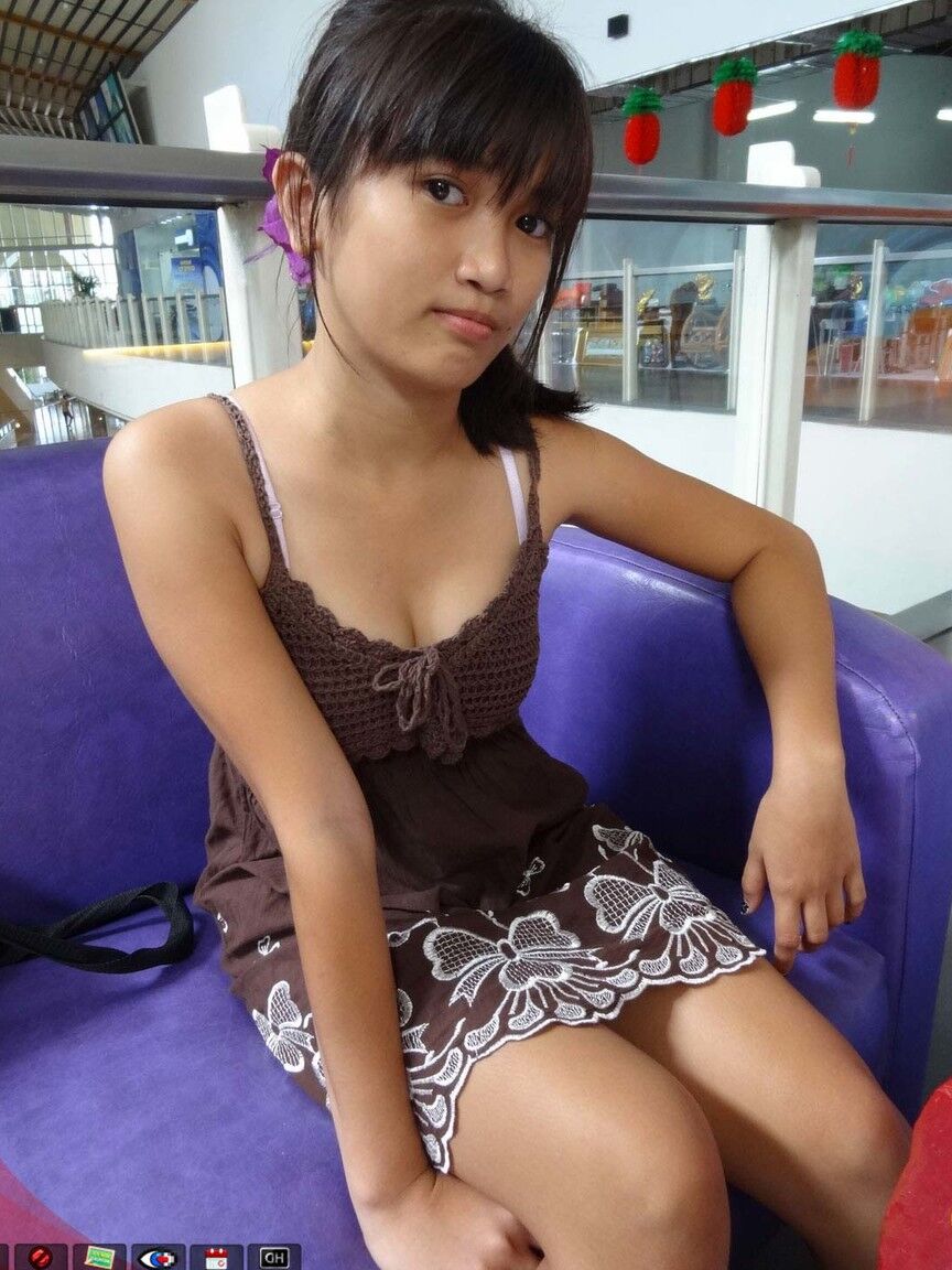 15P Menchie, petite asiatique, se déshabille avant d'avoir des relations sexuelles en POV