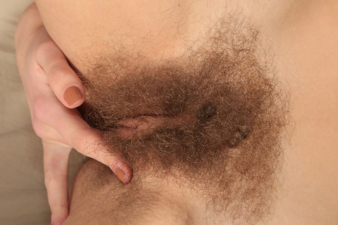 21P La linda amateur Lillian se desnuda y se mete los dedos en su castor súper peludo