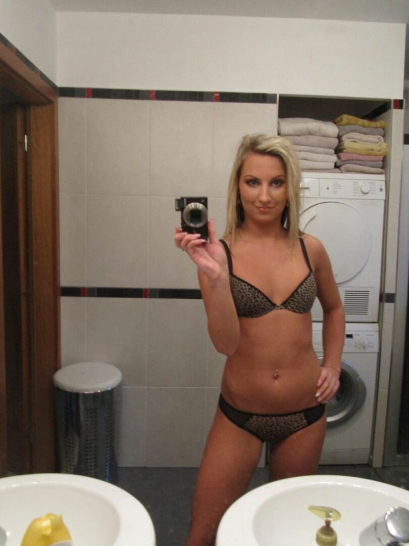 21P La rubia desnuda Lexxis P. haciendo alarde de sus pequeñas tetas en el lavadero