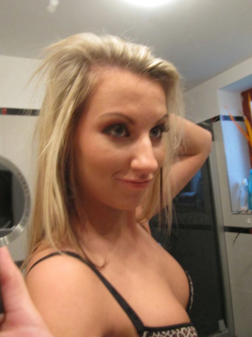 21P La rubia desnuda Lexxis P. haciendo alarde de sus pequeñas tetas en el lavadero