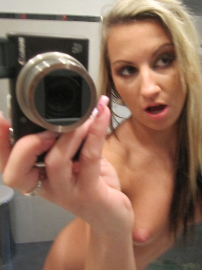 21P La rubia desnuda Lexxis P. haciendo alarde de sus pequeñas tetas en el lavadero