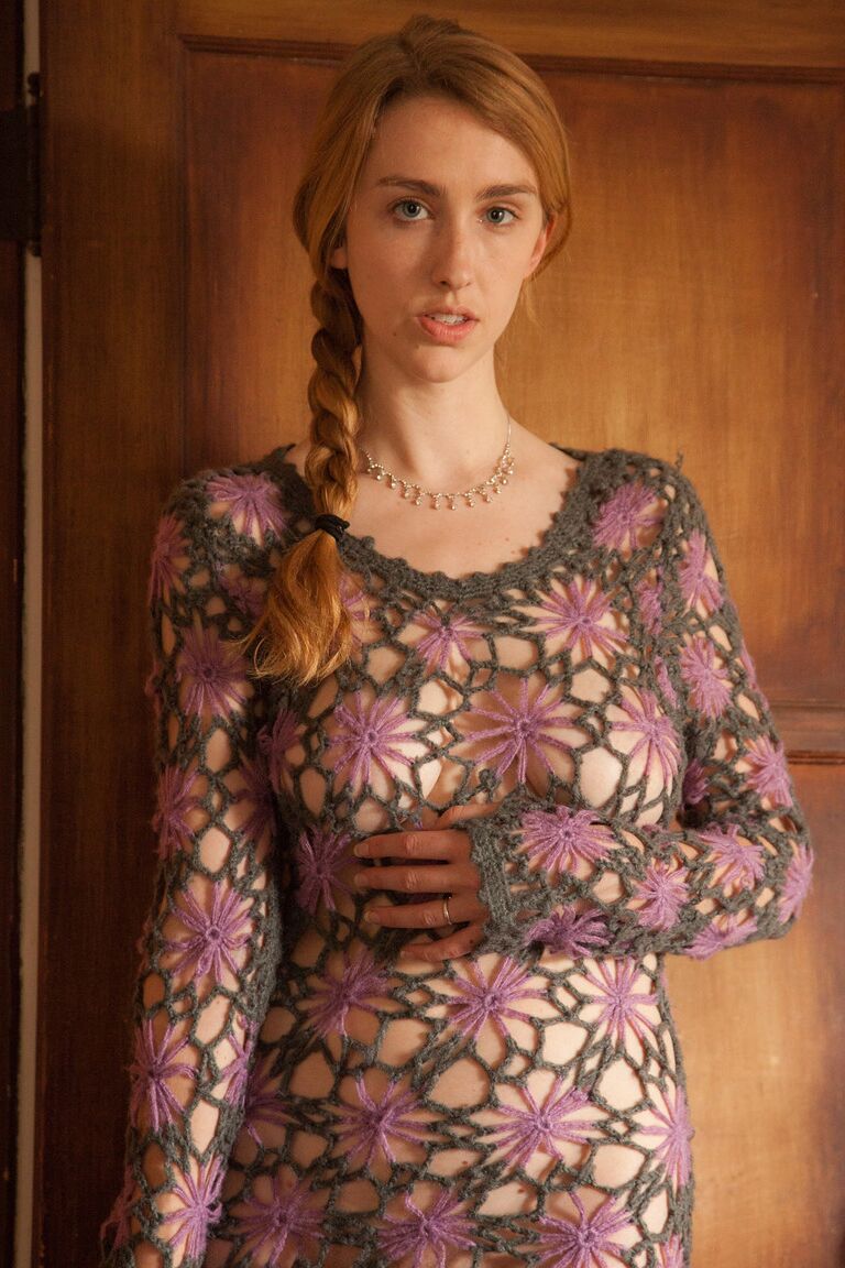 11P La aturdidora amateur Phoebe Keller posando sin bragas con un vestido sexy transparente