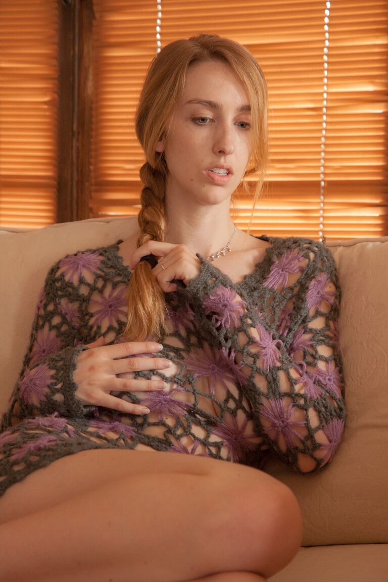 11P La aturdidora amateur Phoebe Keller posando sin bragas con un vestido sexy transparente