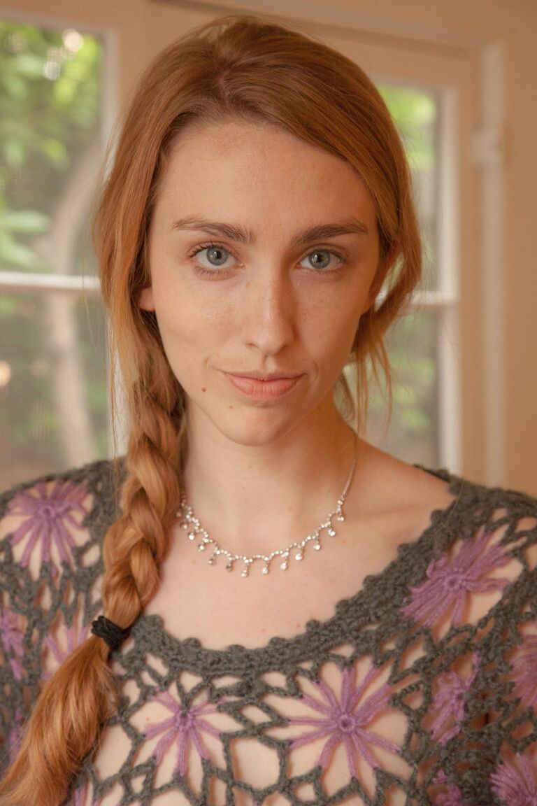 11P La aturdidora amateur Phoebe Keller posando sin bragas con un vestido sexy transparente