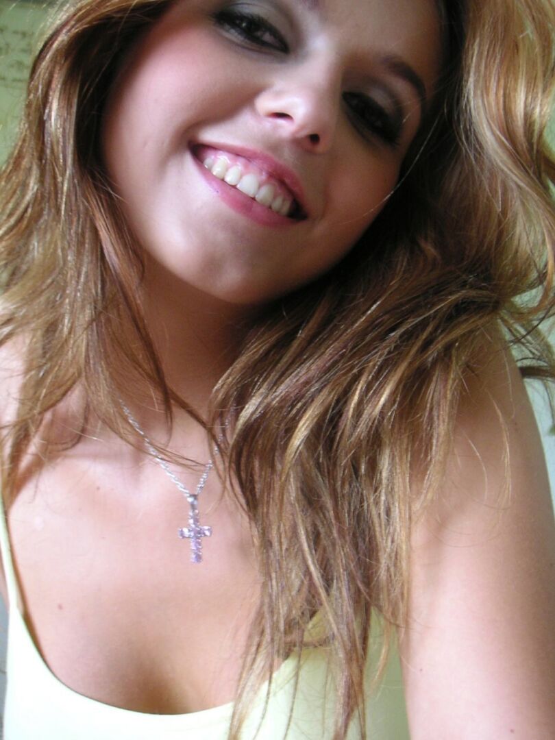 21P Adorável namorada amadora Suzy Dark exibe seus grandes beliscões em um solo