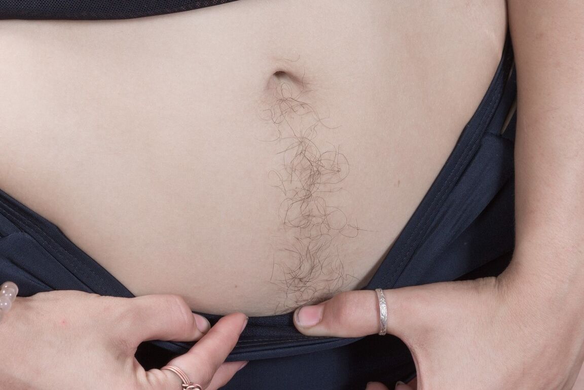 16P La debutante Pixxy revela las partes de su cuerpo femenino sin afeitar, una a la vez
