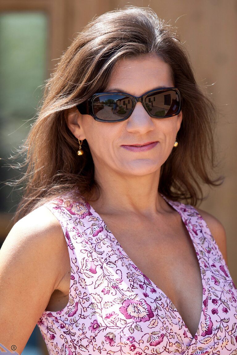 21P La MILF aux gros seins Tori Baker se déshabille et montre ses lignes de bronzage à l'extérieur.