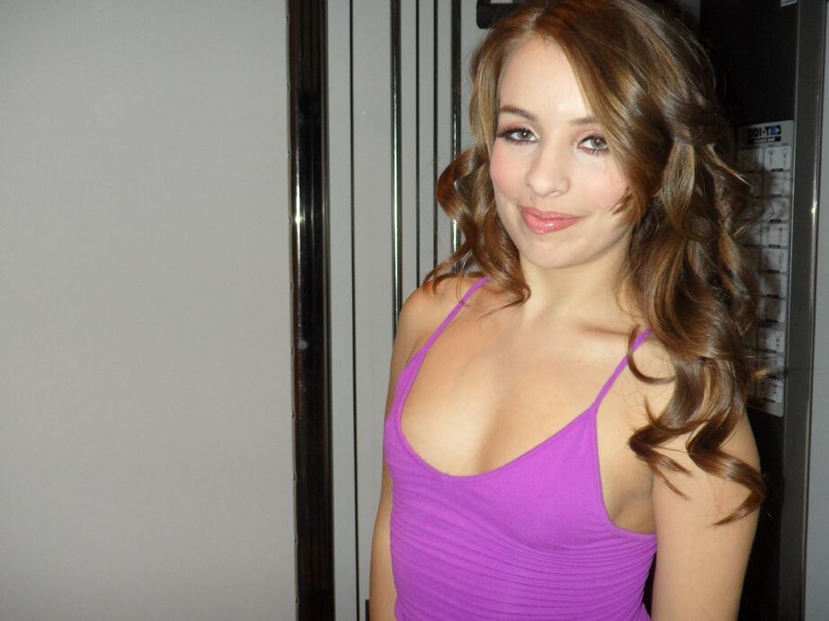 16P Amateur chick Sophia pulls down shorts to bare her tight and fit ass