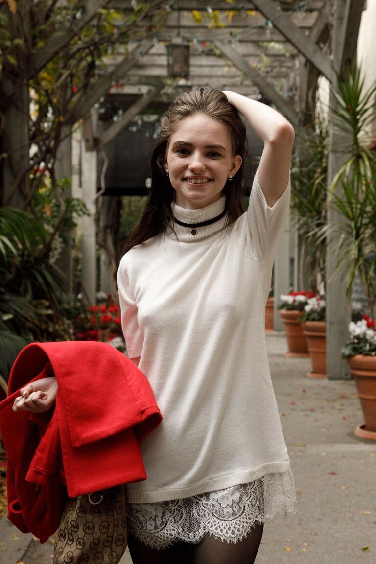12P La grande adolescente Lanah Adams enlève ses collants pour montrer une jupe haute.