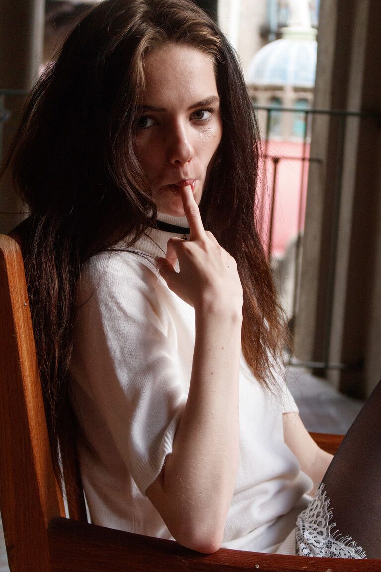 12P La grande adolescente Lanah Adams enlève ses collants pour montrer une jupe haute.