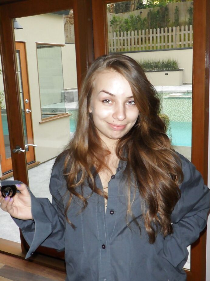 14P A fofa gf Sophia fica nua para fotos nuas de sua buceta adolescente e calcinha