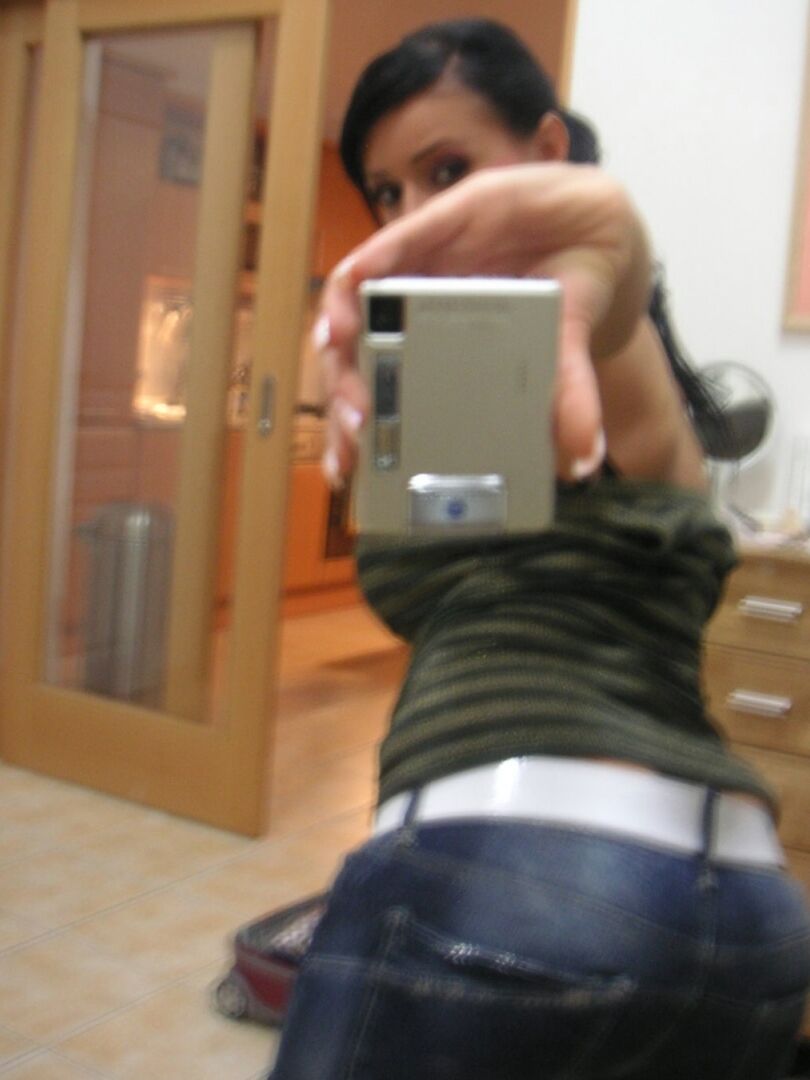 12P Die sexy Brünette Laetitia geht oben ohne, um Fotos von ihren saftigen großen Titten zu machen