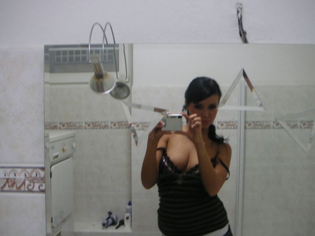 12P Die sexy Brünette Laetitia geht oben ohne, um Fotos von ihren saftigen großen Titten zu machen