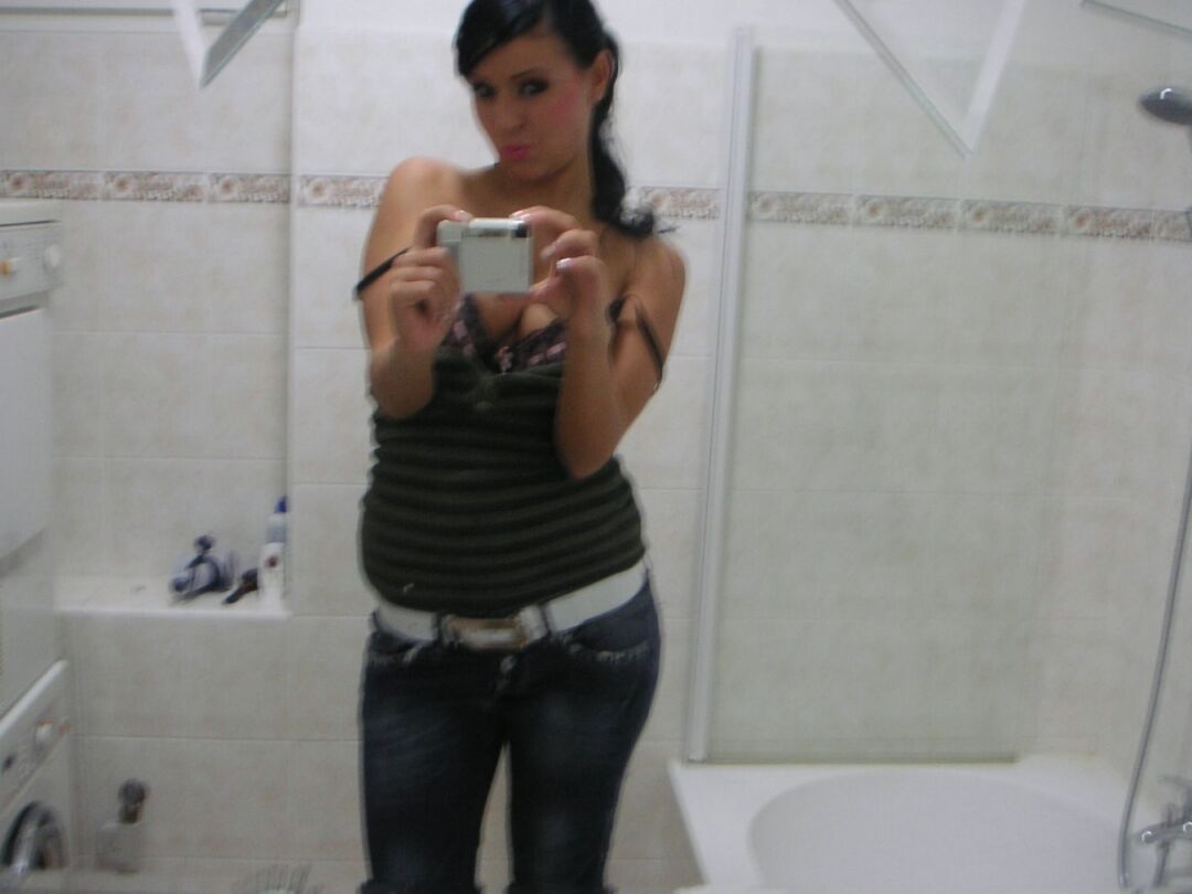 12P Die sexy Brünette Laetitia geht oben ohne, um Fotos von ihren saftigen großen Titten zu machen
