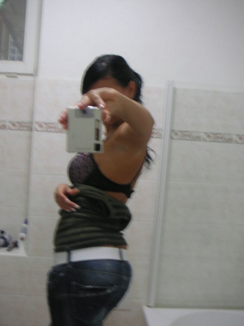 12P Die sexy Brünette Laetitia geht oben ohne, um Fotos von ihren saftigen großen Titten zu machen