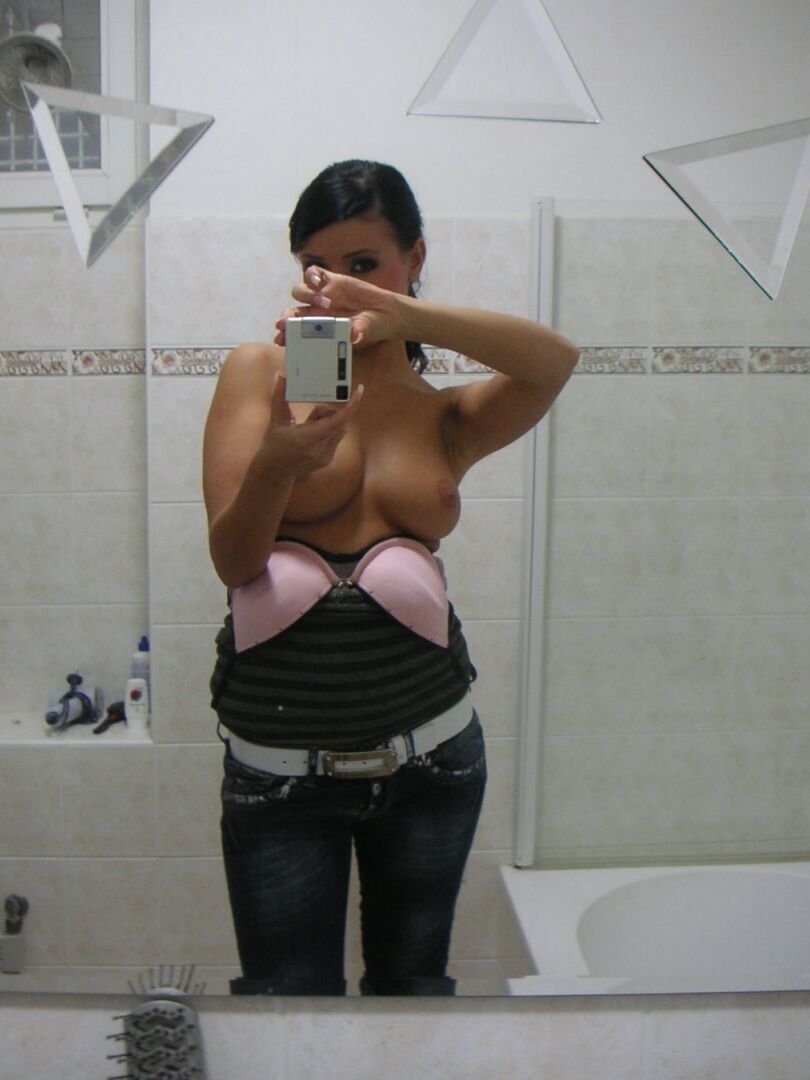 12P Die sexy Brünette Laetitia geht oben ohne, um Fotos von ihren saftigen großen Titten zu machen