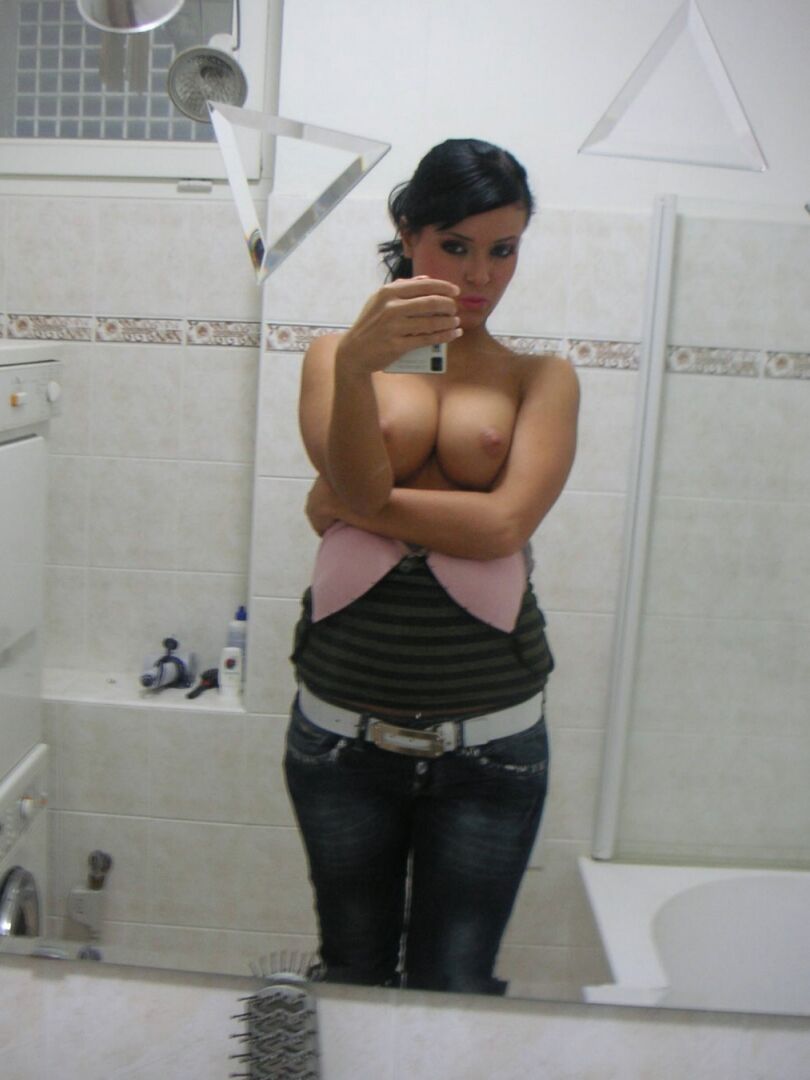 12P Die sexy Brünette Laetitia geht oben ohne, um Fotos von ihren saftigen großen Titten zu machen