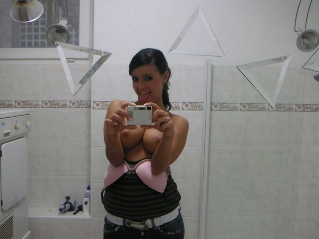 12P Die sexy Brünette Laetitia geht oben ohne, um Fotos von ihren saftigen großen Titten zu machen