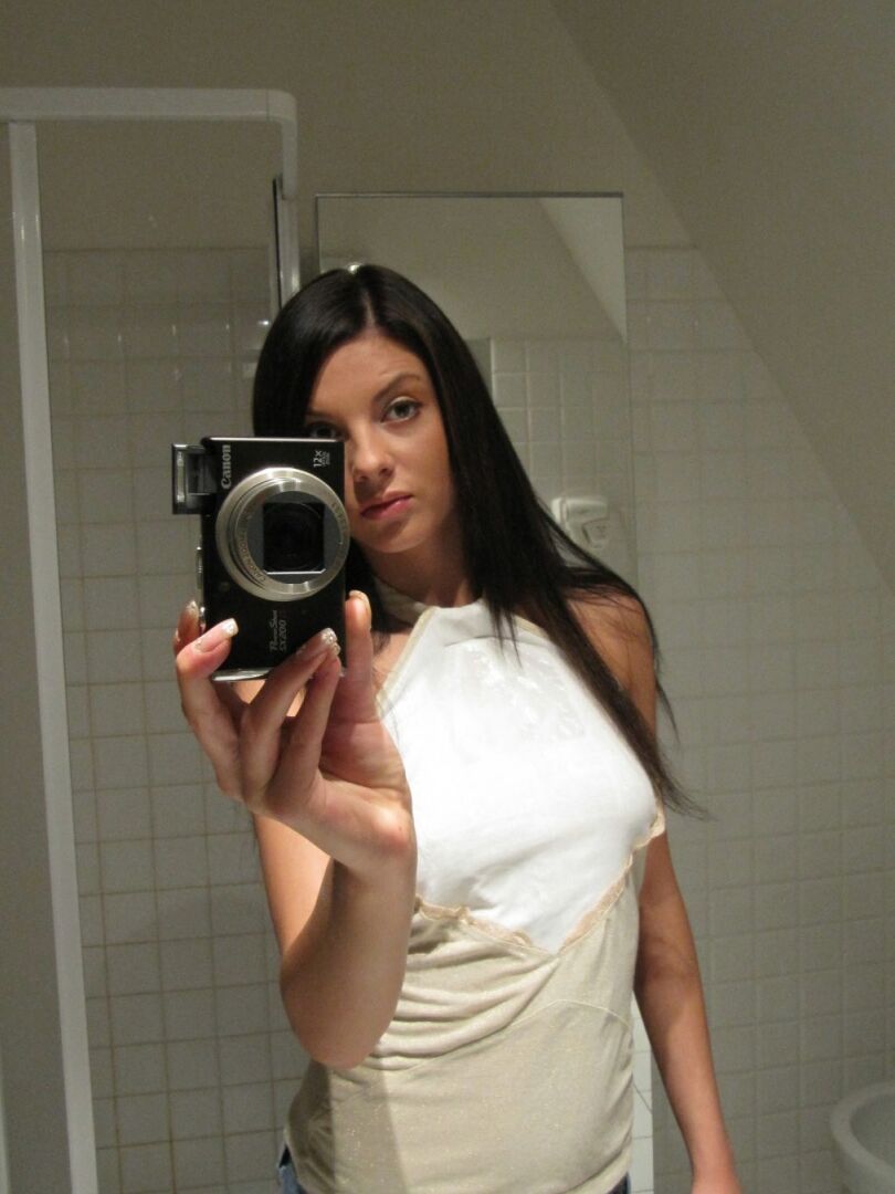 21P 若いブルネットのガールフレンド、モニカ・ベンツがセクシーな体のヌード写真を撮る