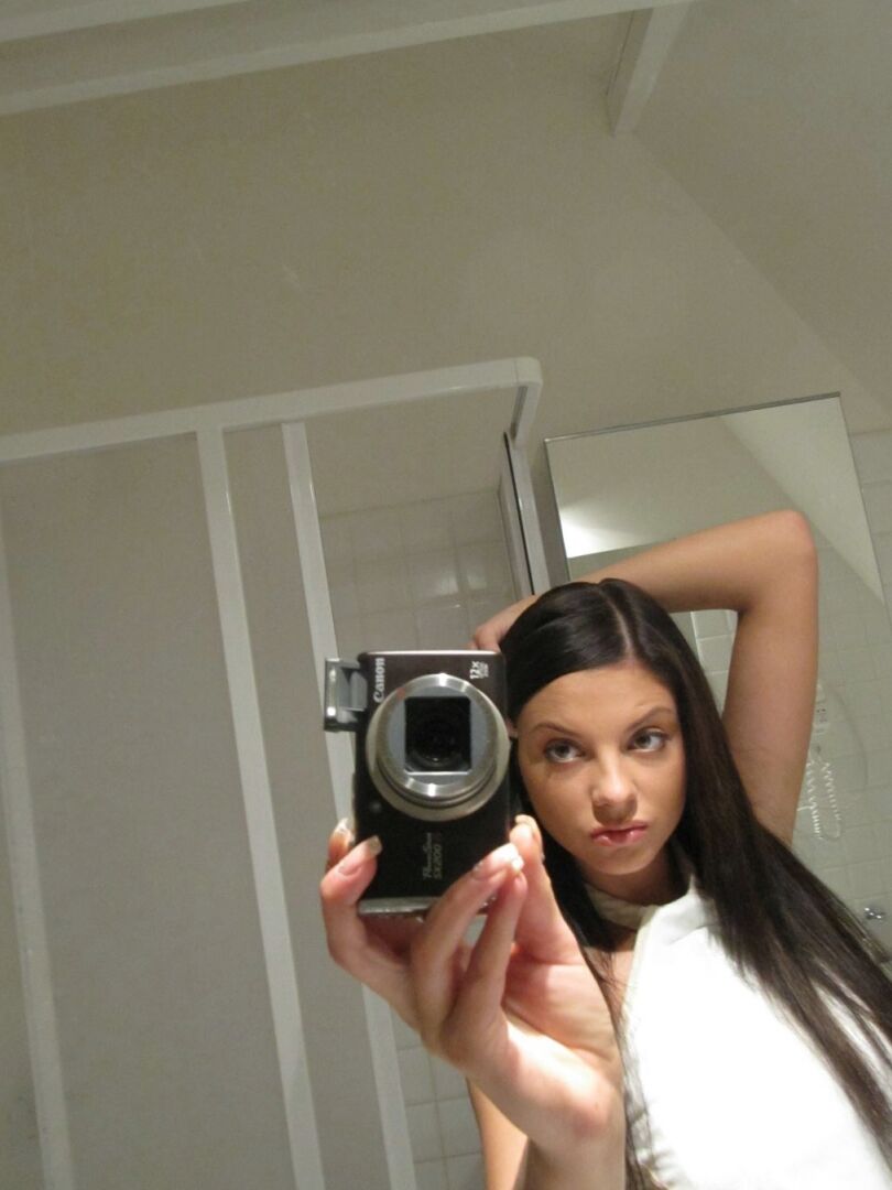 21P 若いブルネットのガールフレンド、モニカ・ベンツがセクシーな体のヌード写真を撮る