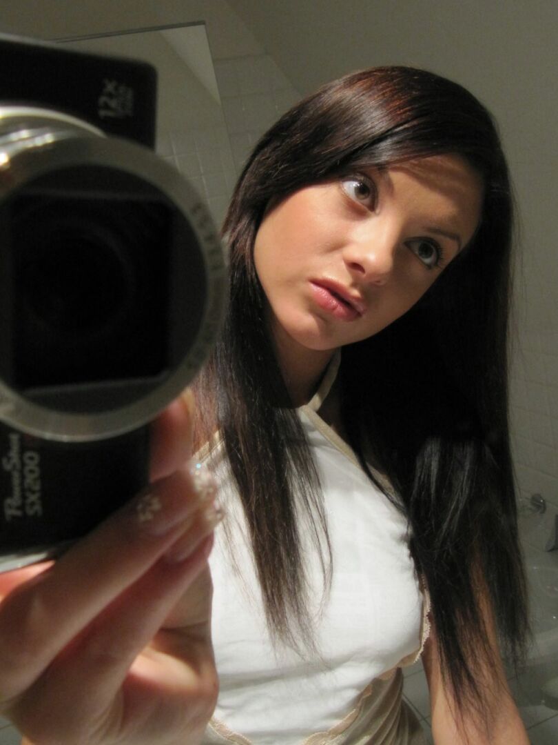 21P 若いブルネットのガールフレンド、モニカ・ベンツがセクシーな体のヌード写真を撮る