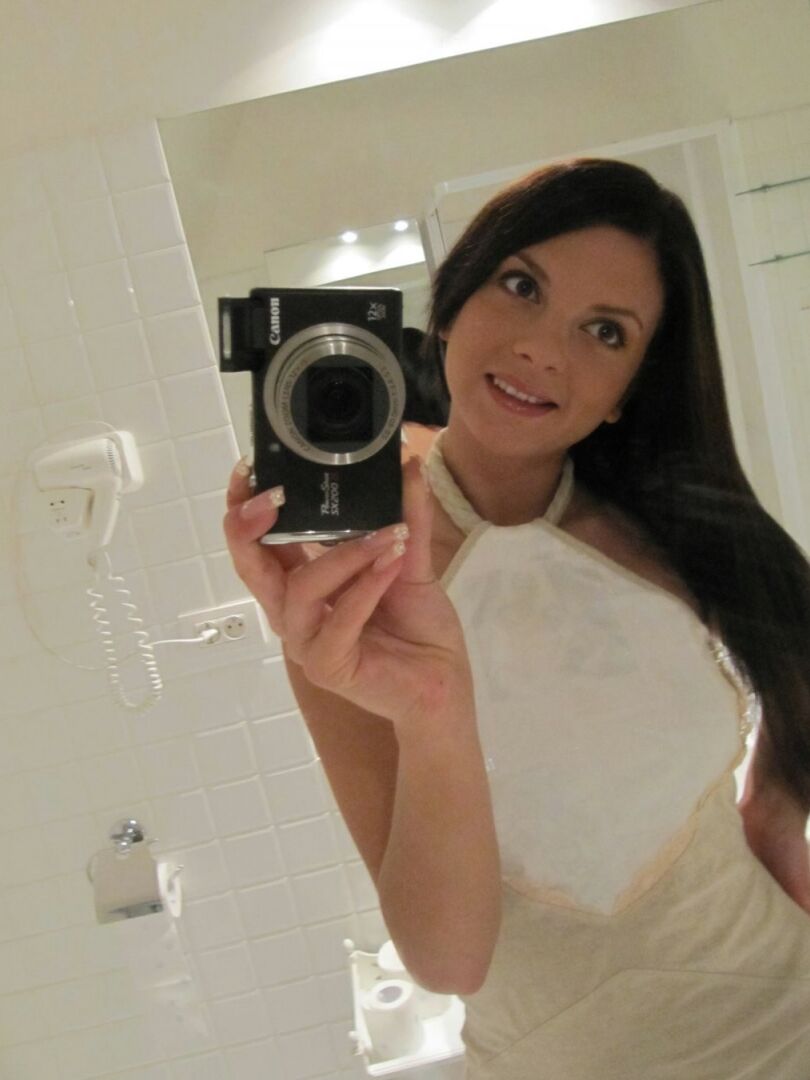 21P 若いブルネットのガールフレンド、モニカ・ベンツがセクシーな体のヌード写真を撮る