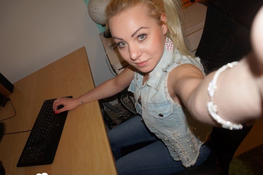 15P Rubia amateur se toma selfies desnuda por la casa mostrando sus diminutas tetas