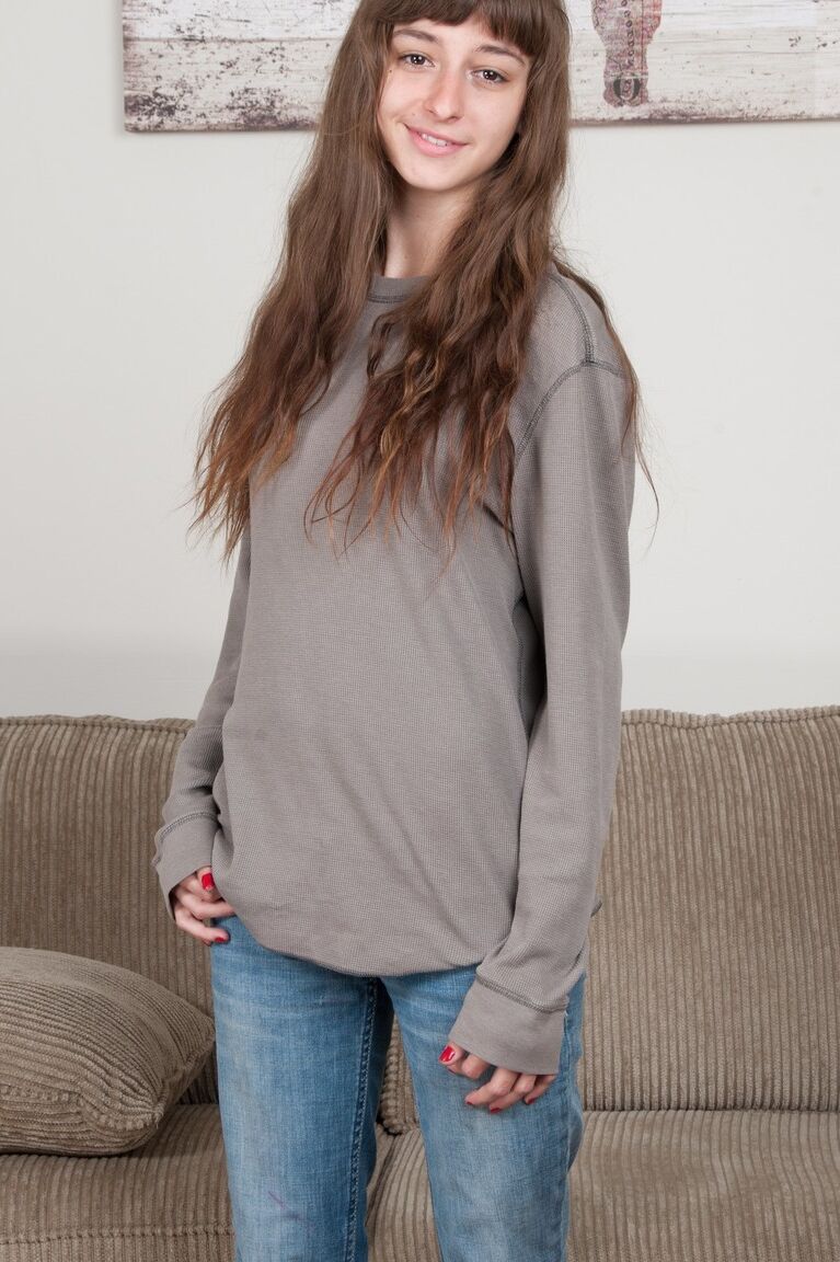 17P A adolescente esbelta Willow tira a calça jeans, mostra seus peitos pequenos e vagina peluda