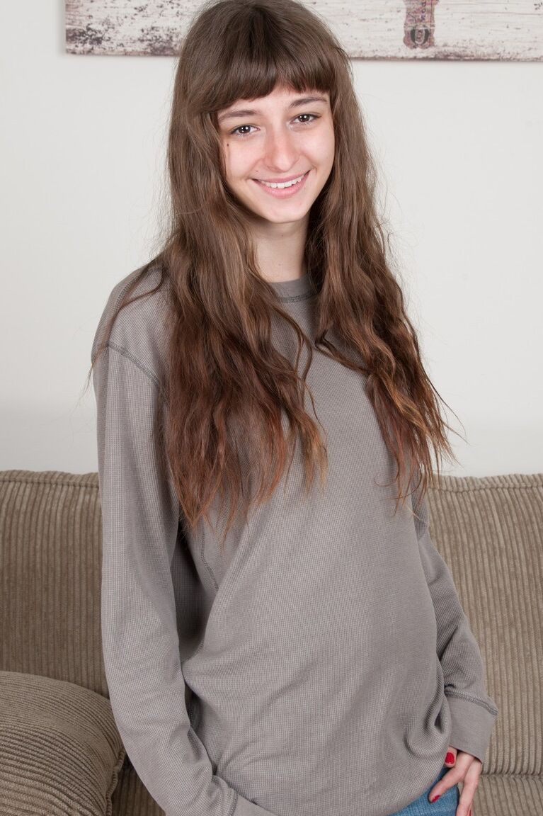 17P A adolescente esbelta Willow tira a calça jeans, mostra seus peitos pequenos e vagina peluda