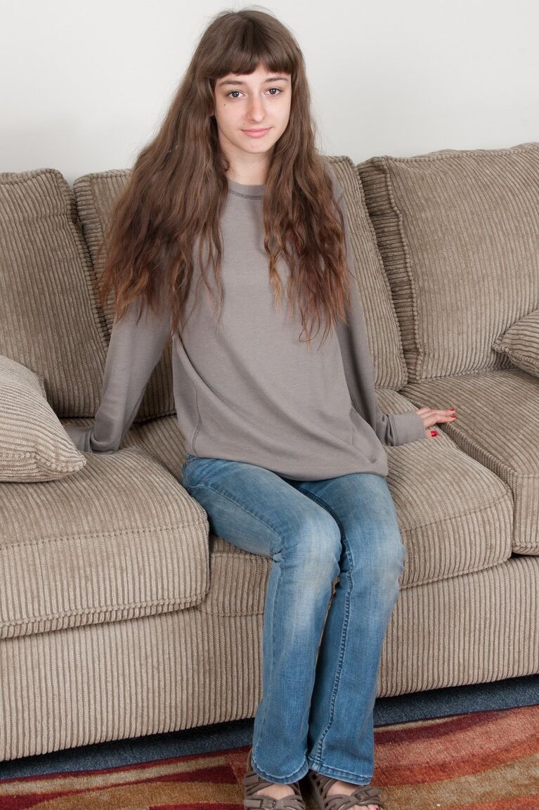 17P A adolescente esbelta Willow tira a calça jeans, mostra seus peitos pequenos e vagina peluda