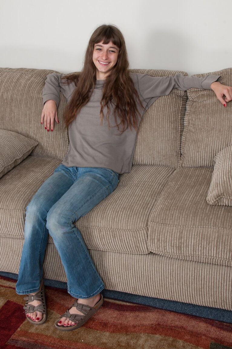 17P A adolescente esbelta Willow tira a calça jeans, mostra seus peitos pequenos e vagina peluda