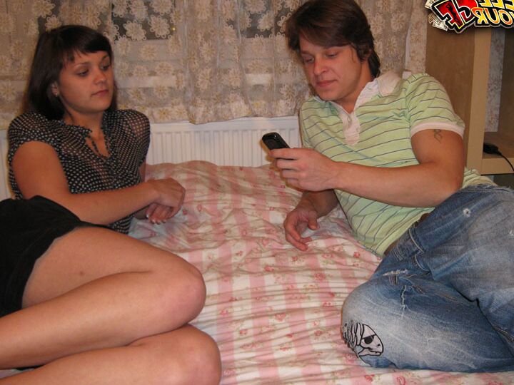 16P Slim Teen fickt einen anderen Jungen, während ihr Freund das Geschehen beobachtet