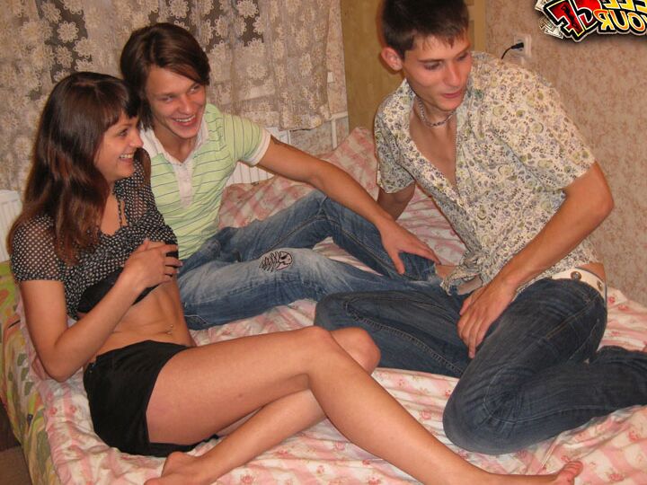 16P Slim Teen fickt einen anderen Jungen, während ihr Freund das Geschehen beobachtet